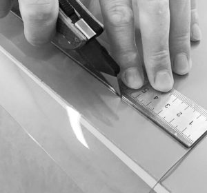 Плотно зафиксируйте плёнку на поверхности